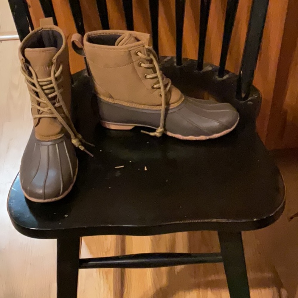 Gently used duck/water lace up boots size 8 women’s